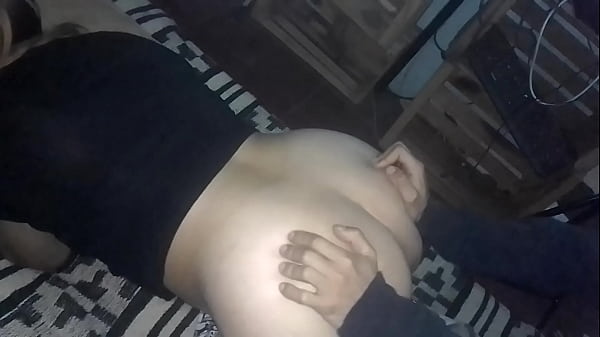 Le bajo la calza y froto mi pene