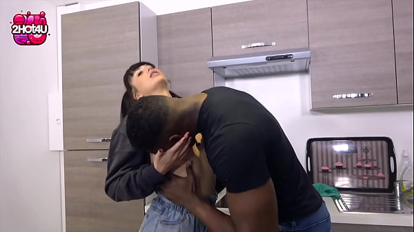 Elle se fait démonter son cul par une grosse queue black ! Son cul va s’en souvenir longtemps…