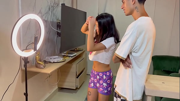 Mi gran polla es el remedio para bajar la calentura de mi hermanastra.