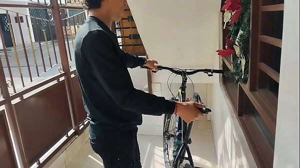 SORPRENDO A LA PUTA DE MI HERMANASTRA EN SU HABITACION DESNUDA Y ME METO A SU CAMA BIEN CACHONDO Y LE PEGO UNA BUENA FOLLADA-PORNO EN ESPANOL