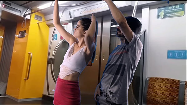 Estudante deixa estranho se esfregar em sua bunda por trás em público!