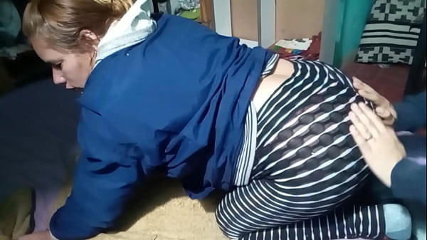 Se agacha y me pide que le baje la calza